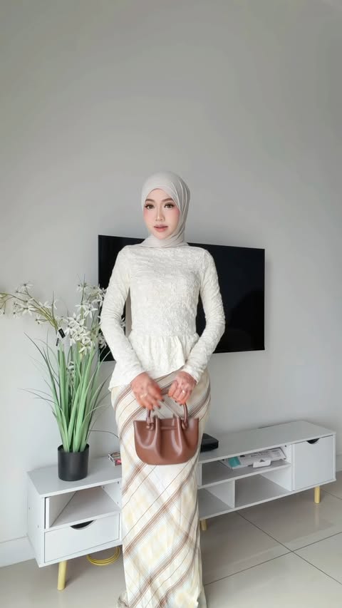 Instagram post by @batrisyiamahrose for SHEIN Malaysia. Caption reads: [...] to enjoy exclusive discounts! ✨....