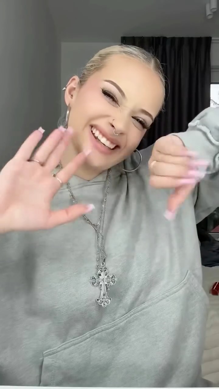 Instagram post by @crazyoliwkaa for Fluff. Caption reads: [...] Oficjalnie dołączyłam do #FluffSkincareClub!....