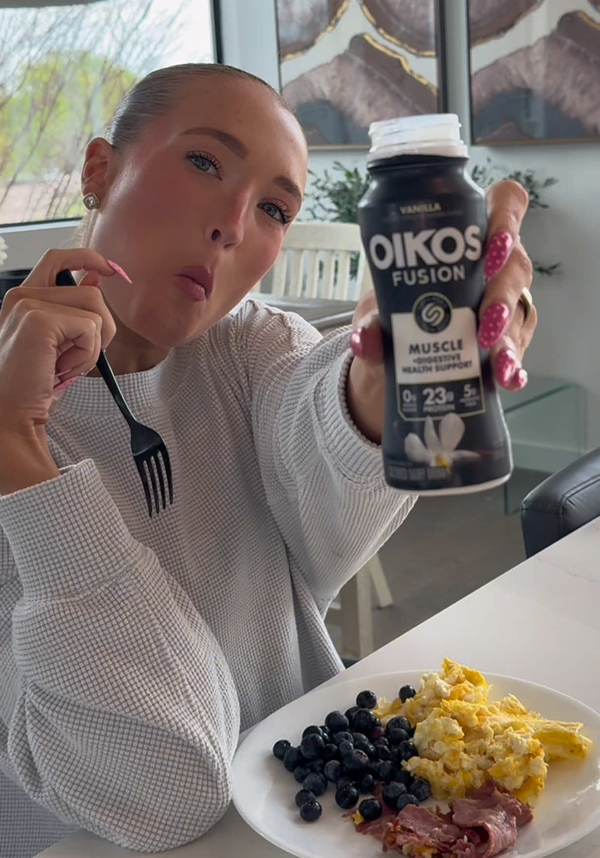 TikTok post by @kellybstory for Oikos Venezuela. Caption reads: #OIKOSPartner here’s what I choose to eat in a day....