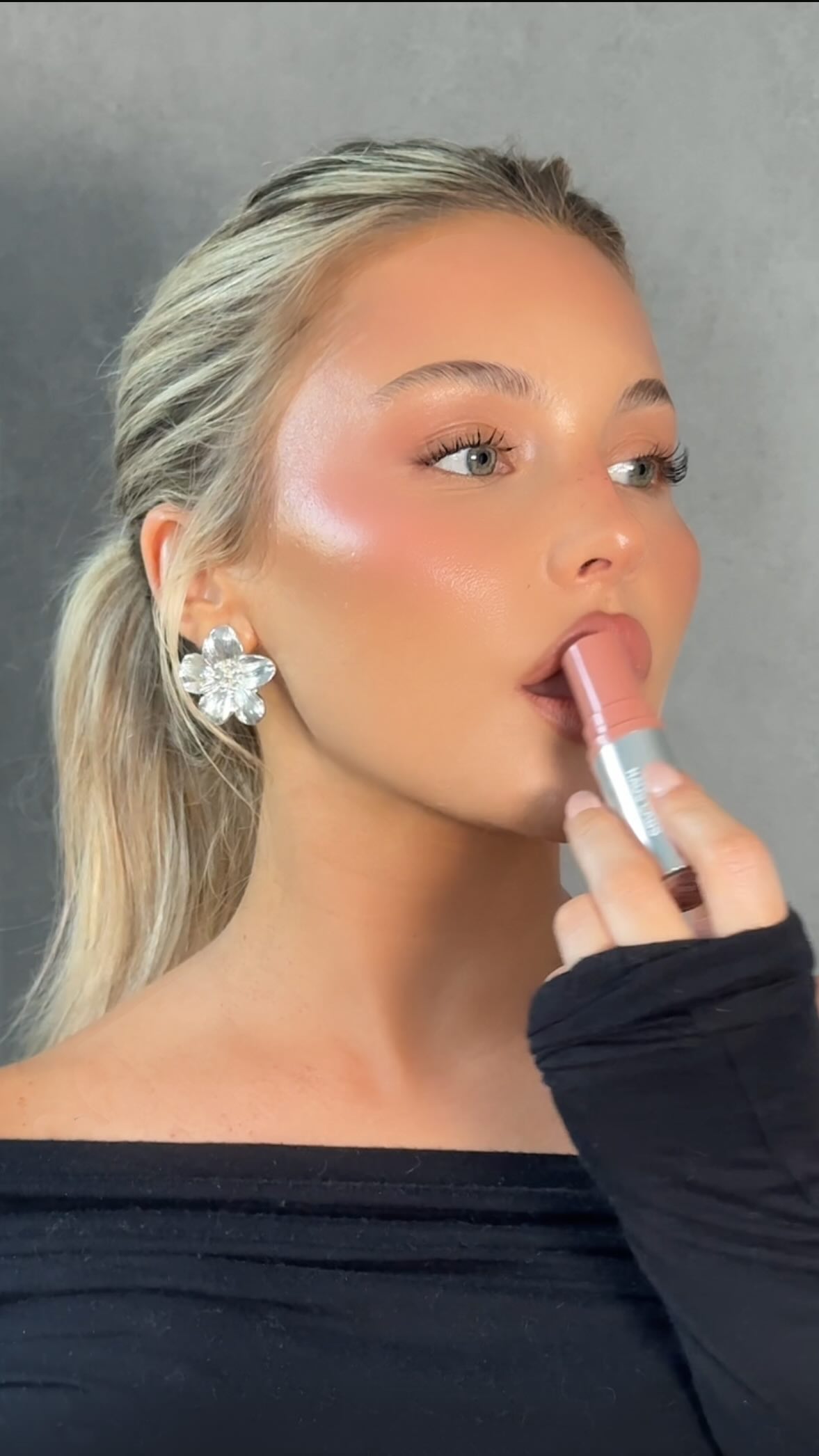 Instagram post by @bybrookelle for Haus Labs. Caption reads: [...] ☀️🌺 
trying the blush of the summer!....