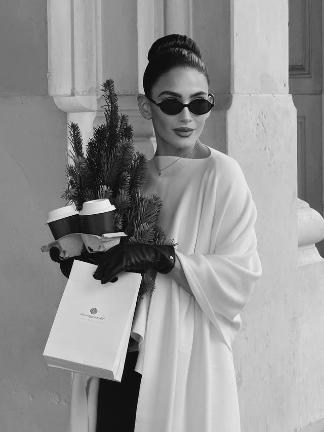 Instagram post by @vivianstrabel for Mainpunkt. Caption reads: December strolls & Christmas gifts secured. 🖤.