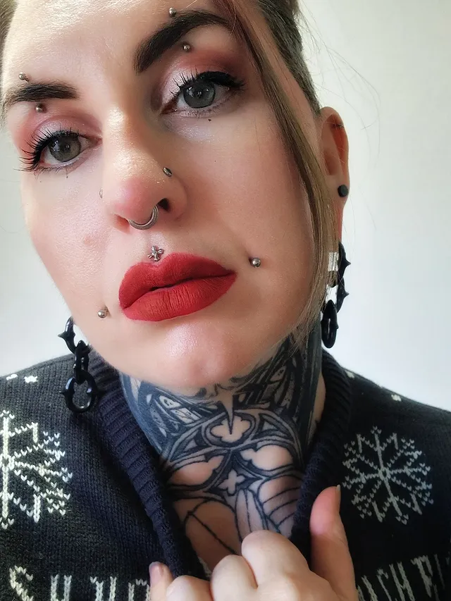 Instagram post by @_deewildflower_ for Custom Plugs. Caption reads: [...] hangers!!! • Thank you sooo much....