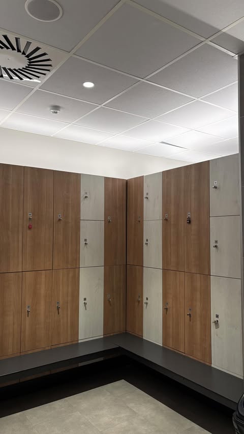 Instagram post by @intzabrit for DFYNE. Caption reads: glute workout ❤️‍🔥

wearing @dfyne.official....