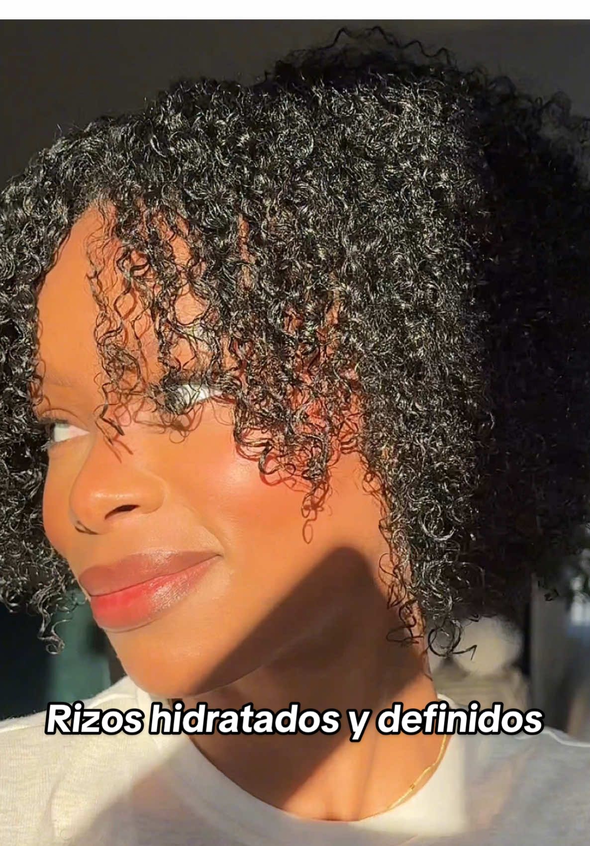 TikTok post by @makeupbyjenni_ for Cantu Beauty. Caption reads: Después de unos días de alisar mi cabello, mis....