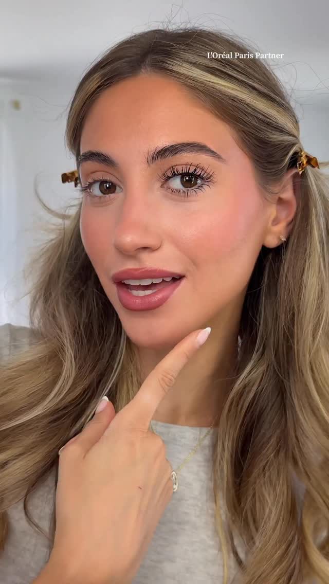 Instagram post by an influencer for L'Oréal Paris. Caption reads: my everyday go-to for BIG voluminous lashes....