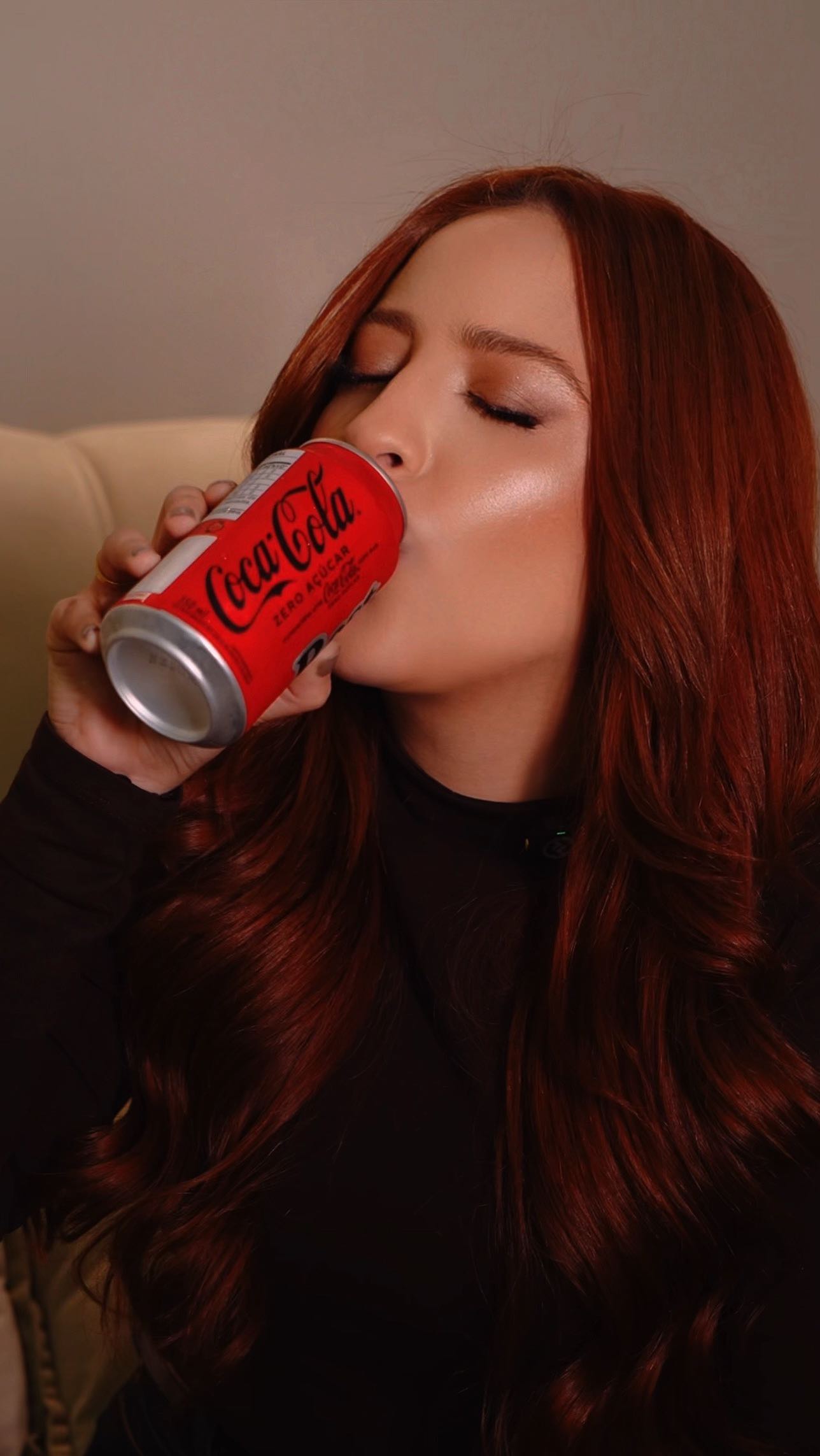 Instagram post by @marifernandez for Coca-Cola Brasil. Caption reads: GIFs salvando minha vida corrida como sempre 😂❤️....