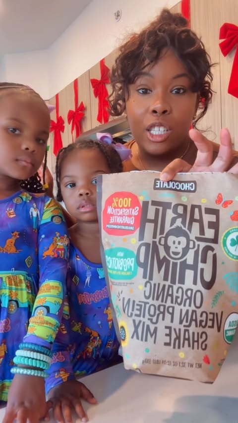 Instagram post by @itsvalenciab_ for EarthChimp. Caption reads: [...]  but this organic protein powder from....