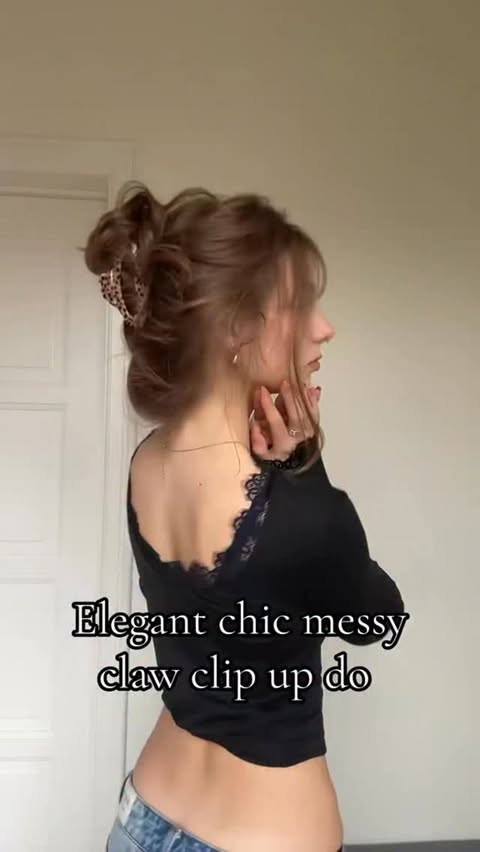 Instagram post by @call.me.robine for In Print We Trust. Caption reads: My favourite claw clip up do 🤍 jeans from....