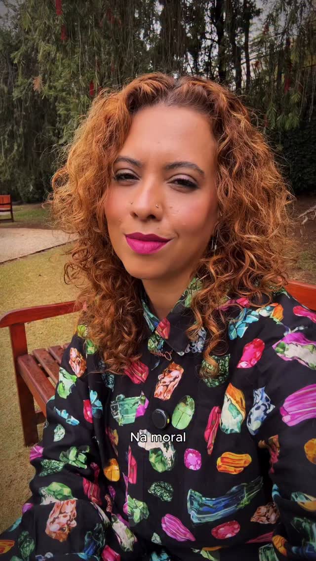 Instagram post by @carlinha for Glamour. Caption reads: “Até o chinelo eles querem colonizar”, diz a....