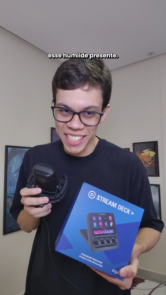 Instagram post by @sandrobonecao for Elgato. Caption reads: Quem aí não gostaria de receber uma locução do....