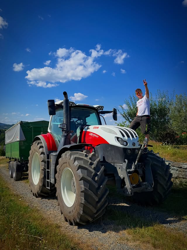 Instagram post by @markusholzschuster for STEYR Traktoren Österreich. Caption reads: Raumschiff🤩🤙🏻 Werbung #steyr #friendsofsteyr....