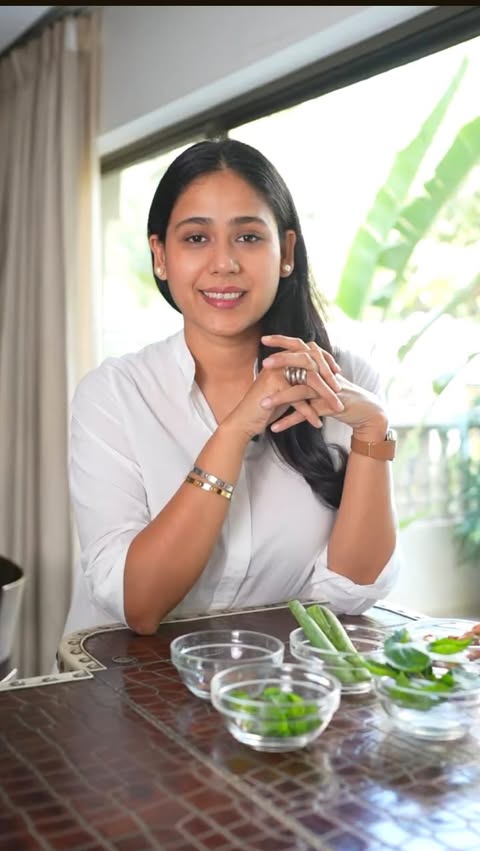 Instagram post by @nmamiagarwal for Kapiva. Caption reads: [...] with the power of 5 potent herbs in Kapiva....