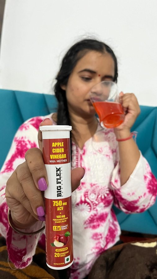 Instagram post by @explorewithsunita for Big Flex - Sports Nutrition. Caption reads: #FreeGift @bigflex.in 
“Eating junk food is kinda....