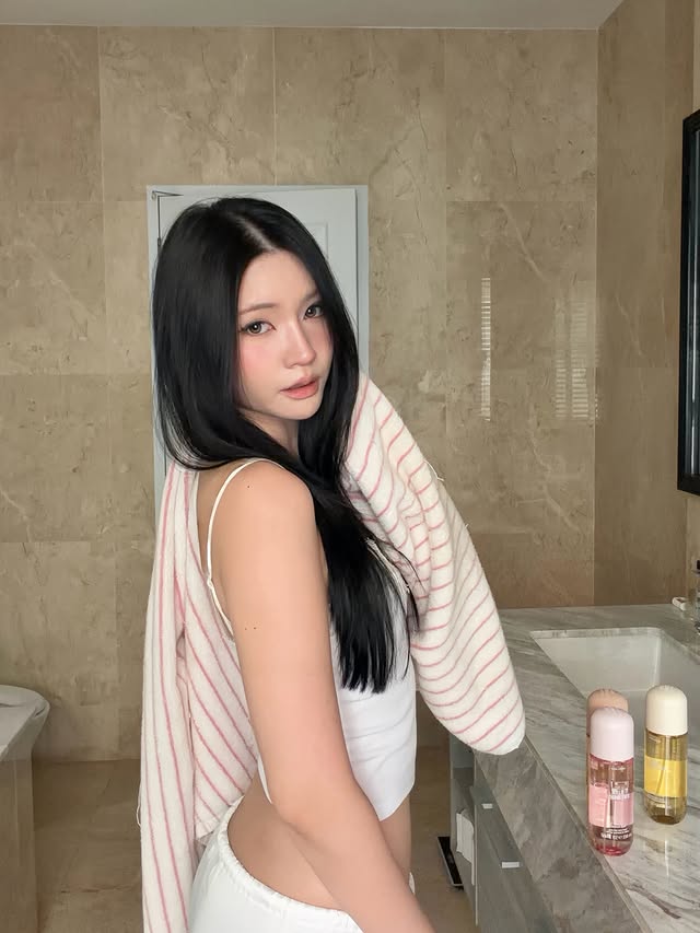 Instagram post by @ellepch_ for Kylie Cosmetics. Caption reads: [...] and my new hair & body mist from....