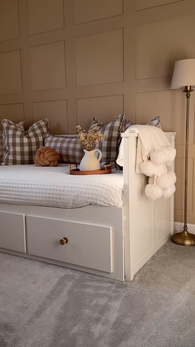 Instagram post by @homeatmerlingardens for Hendel & Hendel. Caption reads: D A Y B E D S T Y L I N G🫶🏻 Loving this cosy....