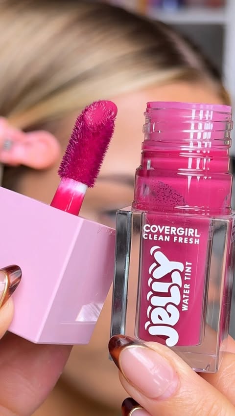 Instagram post by @lolo.lehnen for COVERGIRL. Caption reads: [...] one product?! Yes PLEASE 😍 Using the....