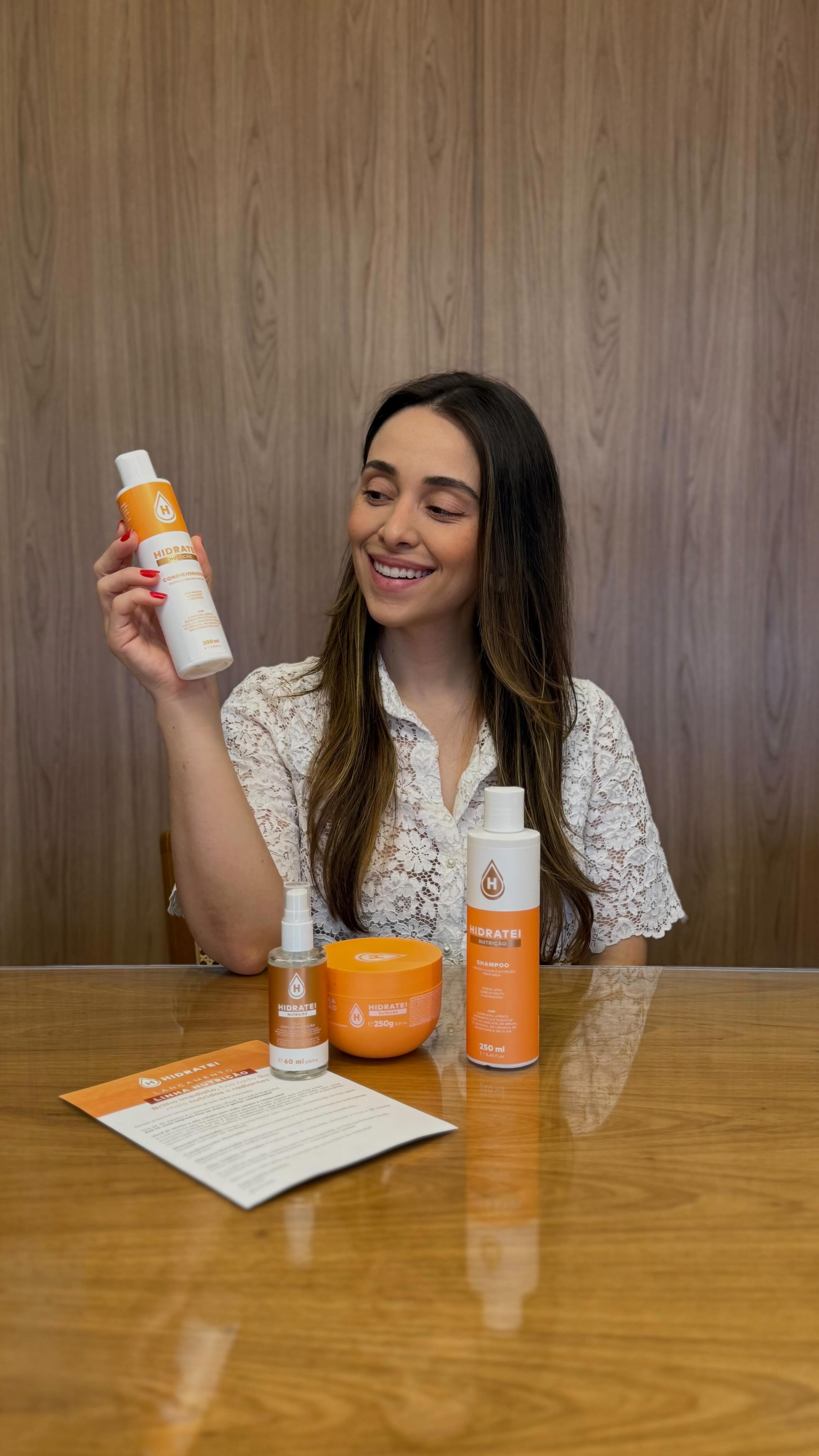 Instagram post by @etcporcarol for Hidratei. Caption reads: [...] A nossa marca queridinha, a @hidratei, acaba....