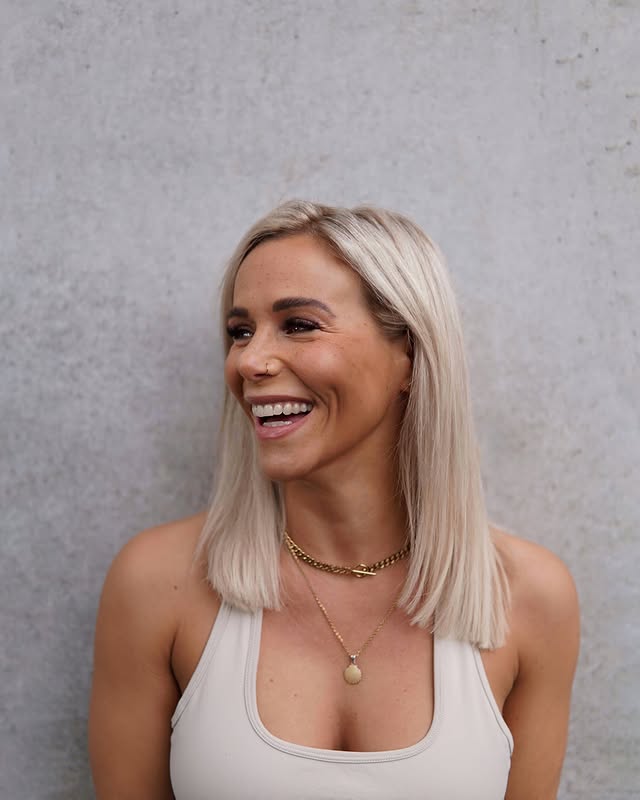 Instagram post by @tinabambiiina for Sportsbabe. Caption reads: [...] 📌Outfit: @sportsbabe_official [Code: Tina |....