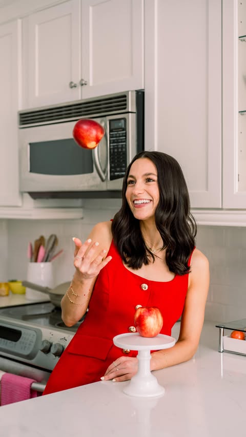 Instagram post by @dietitiancass for Yes Apples. Caption reads: Comment “APPLE PIE” below ⬇️ and I’ll DM you the....