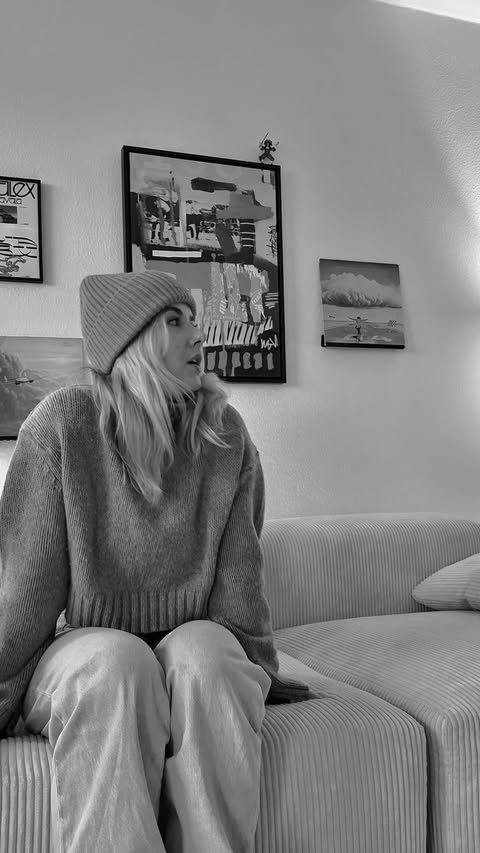 Instagram post by @diewagneranne for Moon Boot. Caption reads: Gesellschaftsspaltung durch @moonboot > durch....