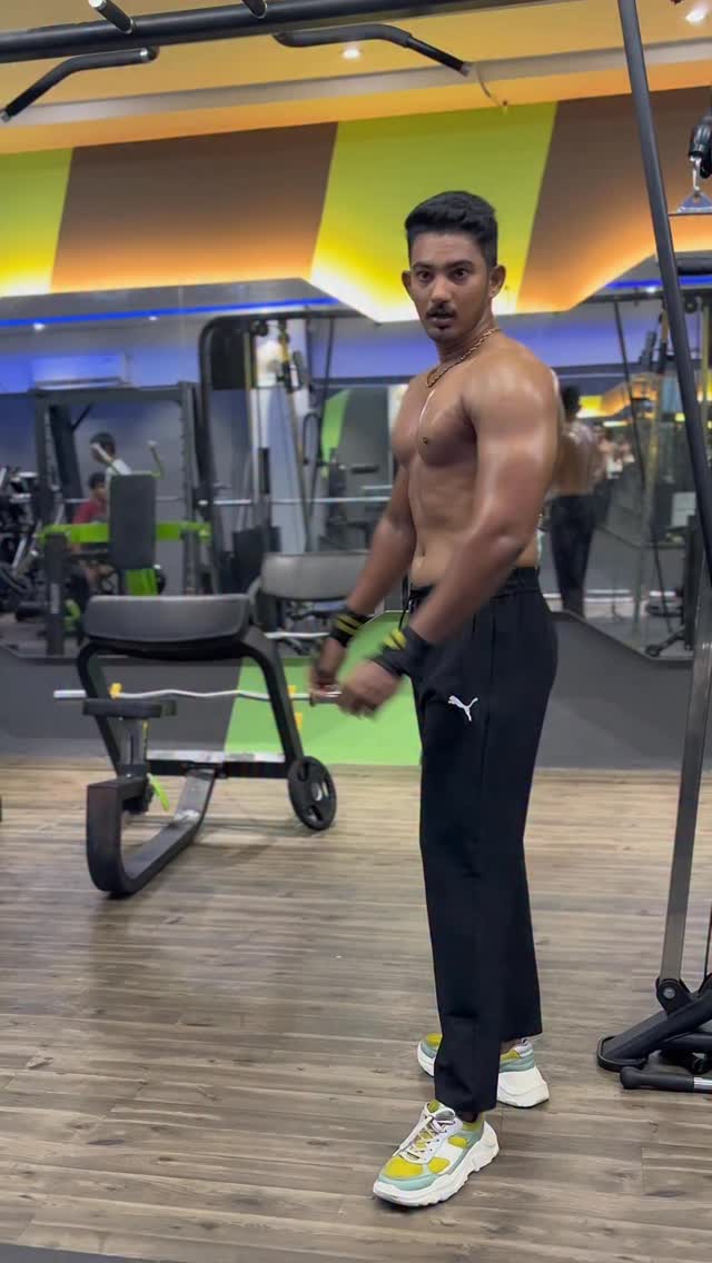 Instagram post by @vignesh19raj for Akshayakalpa Organic. Caption reads: Full day of eating ✅ My fat loss journey 🔥

Total....