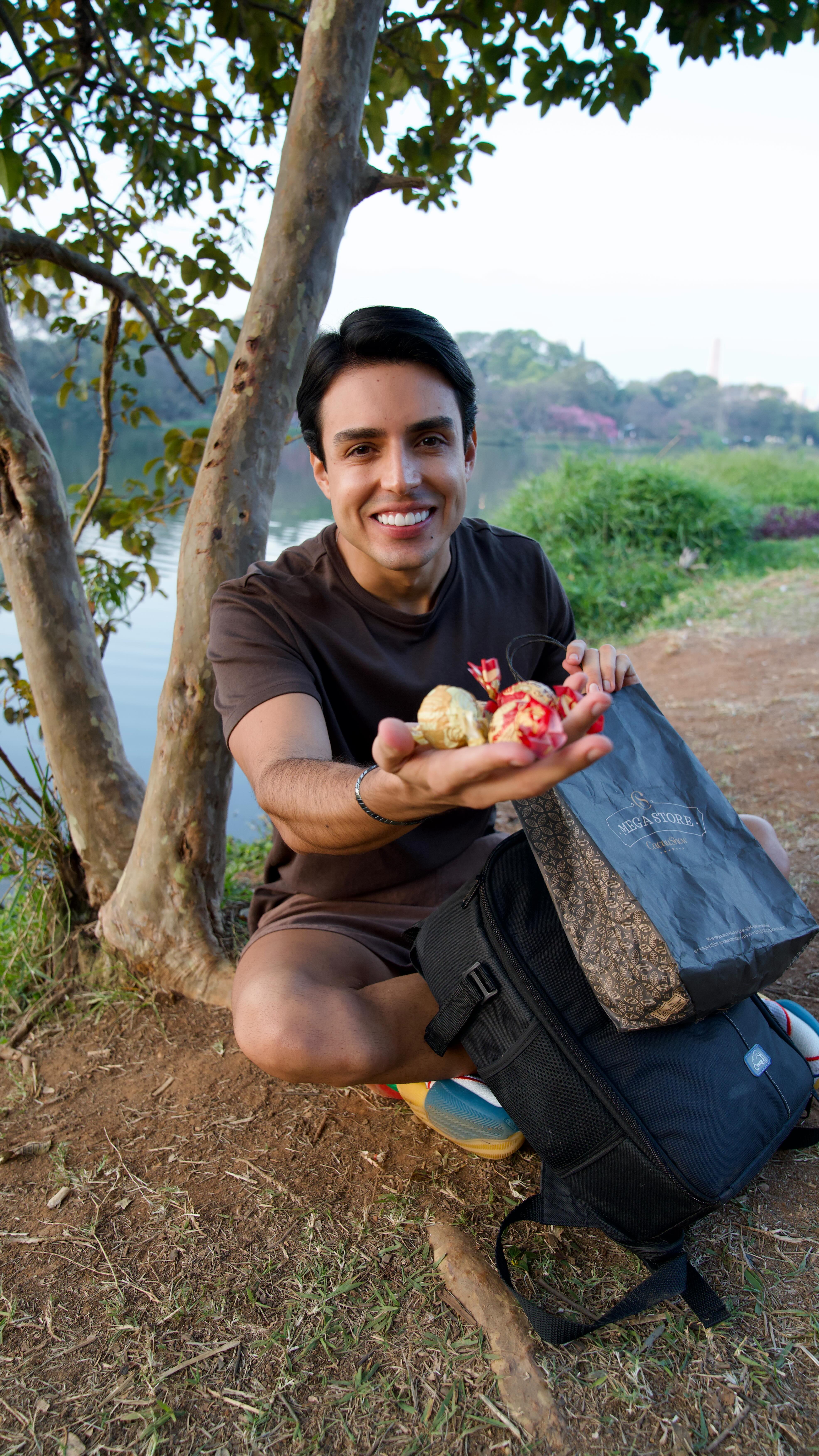 Instagram post by @marcotuliodavi for Cacau Show. Caption reads: Já se apaixonou por um amigo? 😂
Acontece né,....