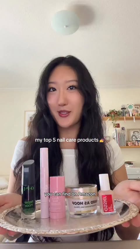 Instagram post by @concon_wi for essie. Caption reads: [...] cream @onyxprofessional_ ✧ to the rescue....