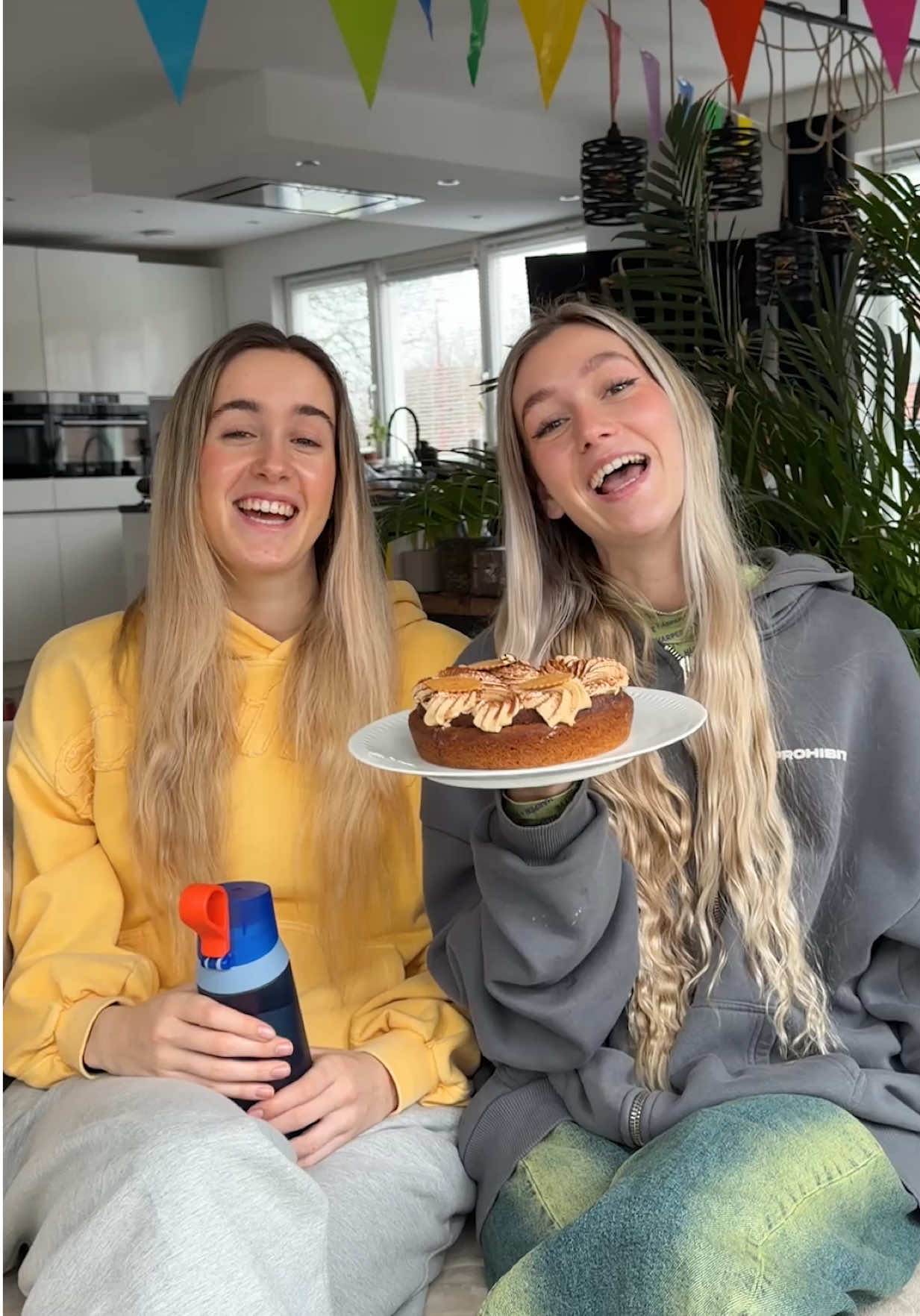 TikTok post by @maximeandsophie for air up. Caption reads: Wat ga jij doen in 2026?😏 @airup .