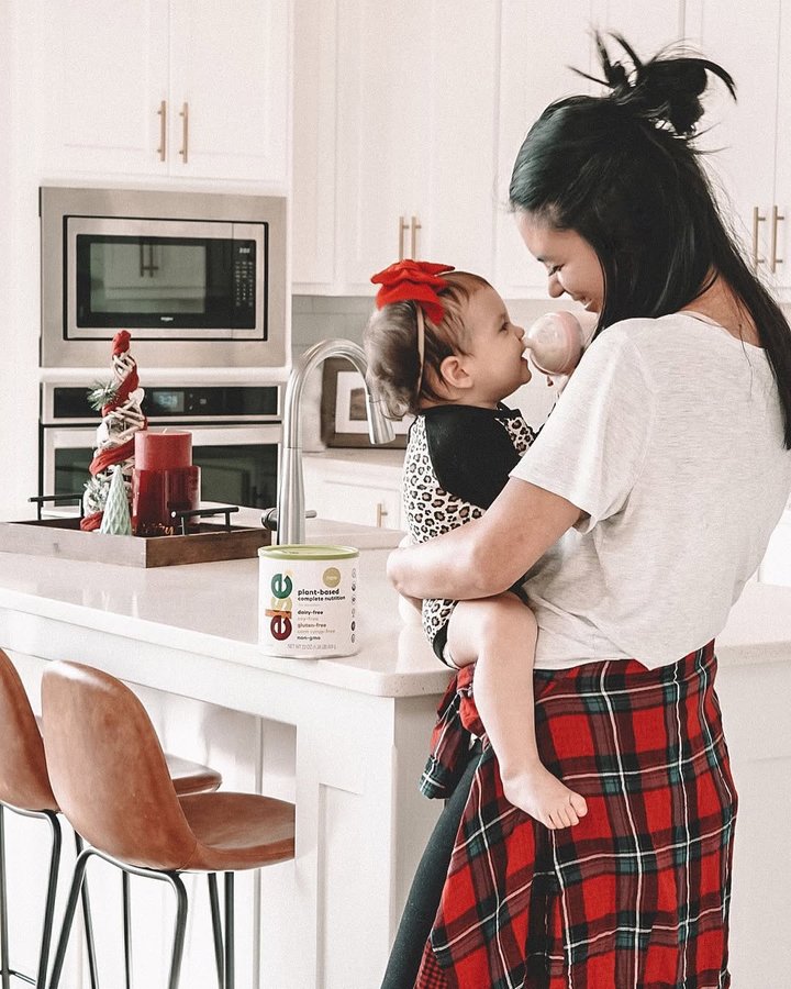 Instagram post by @raelenewier for Else Nutrition. Caption reads: [...] Otherwise, she gets almond milk +....