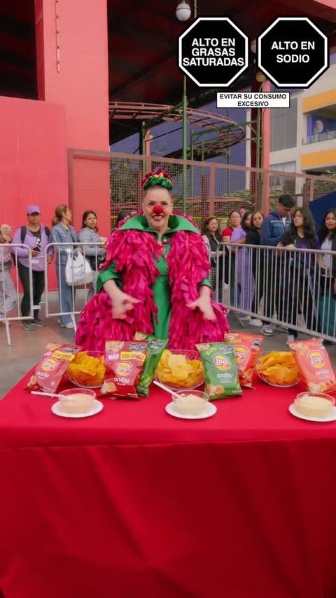 Instagram post by @johanna_san_miguel_dammert for Lay's. Caption reads: Lay’s Ondas + salsas peruanas 🇵🇪✨ 

Textura que....