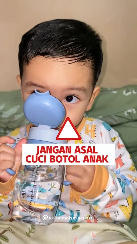 Instagram post by @ucikrahmadani for Sugarbaby Indonesia. Caption reads: ✨ Satu sikat, semua sudut botol bersih!....