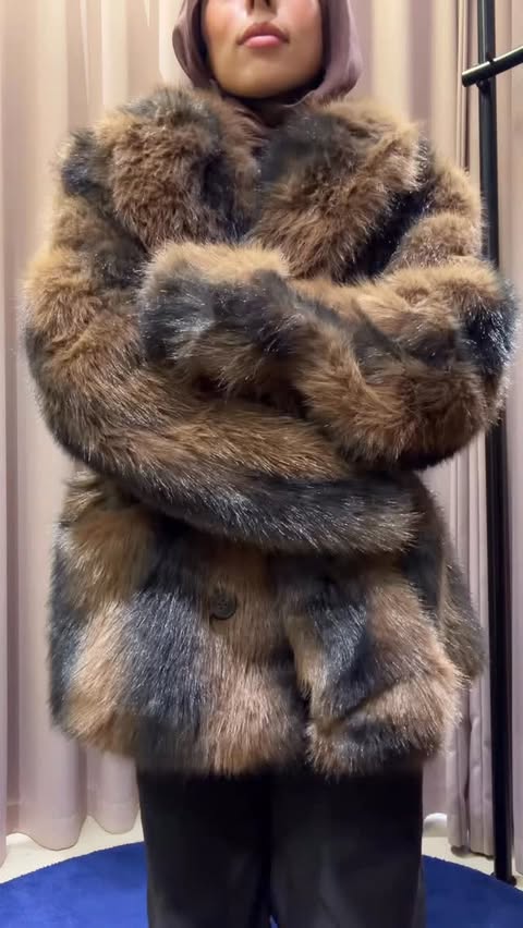 Instagram post by @hajrella for Topshop. Caption reads: @topshop is SOO BACK!

And they have an exclusive....