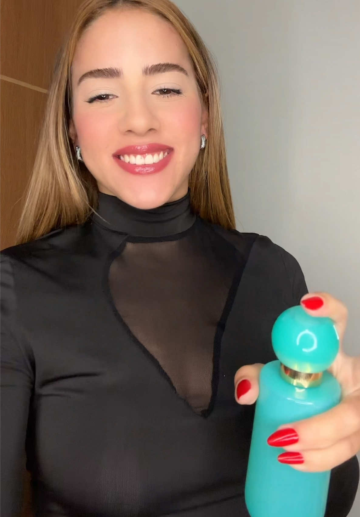 TikTok post by @sthefanyramosdaily for Aura Beauty Club. Caption reads: usem meu cupom no site da @Aura Beauty Club 🏷️....