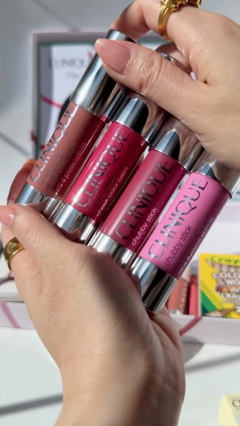 Instagram post by an influencer for Clinique UK. Caption reads: [...] art lesson 🎨🖍️🩷 Using @cliniqueuk chubby....