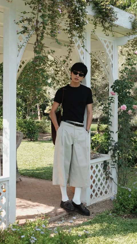 Instagram post by @richwath_ for UNIQLO Thailand. Caption reads: My Go-To Shorts for this Summer @uniqlothailand....