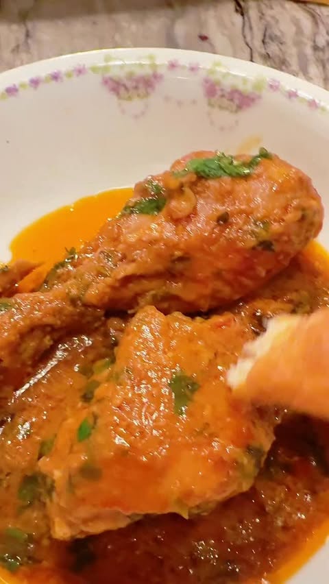 Instagram post by @lifeofmamabee for HexClad. Caption reads: Chicken Ka Salan (Winter Comfort Chicken Curry)....
