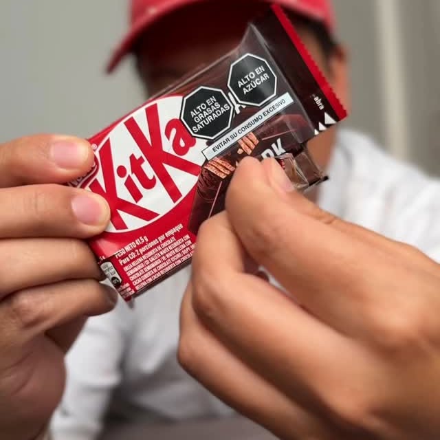 Instagram post by @kewinnv for KitKat. Caption reads: #publicidad Detrás de cámaras de....