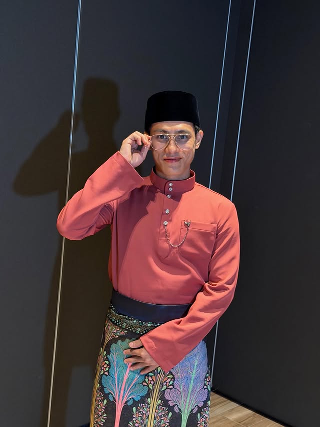 Instagram post by @sharulkamal_ for Astro Malaysia. Caption reads: [...] ruang, kita bertemu lagi. @singtel....