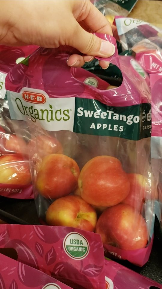 Instagram post by @eatanddrinkhouston for Yes Apples. Caption reads: 📍 Houston, TX | @yesapples 💁‍♀️ Meet me in the....