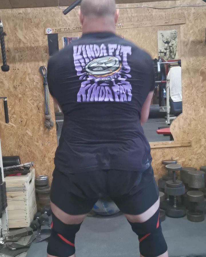 Instagram post by @kieliszkowskimateusz for Kinda Fit Kinda Fat. Caption reads: 80kg power kettlebell swing....