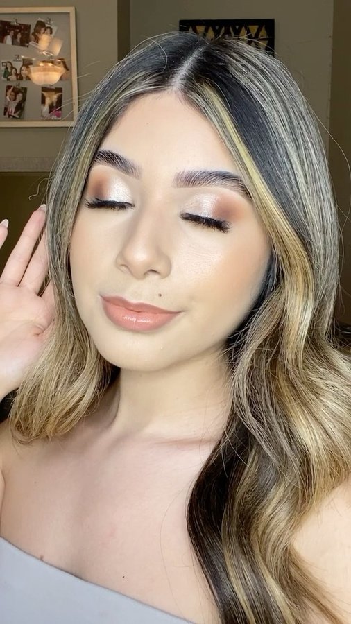 Instagram post by @charlize_perezz for Alamar Cosmetics. Caption reads: [...] ft. the #desnudeas glosses from....