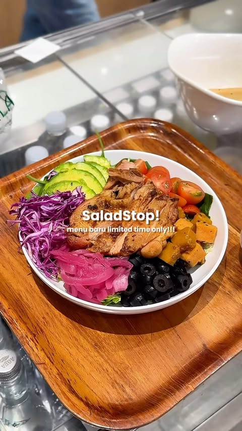 Instagram post by @jeanstummy for SaladStop!. Caption reads: [...] nutrition factsnya jugaa👍🏻🔥 #salad....