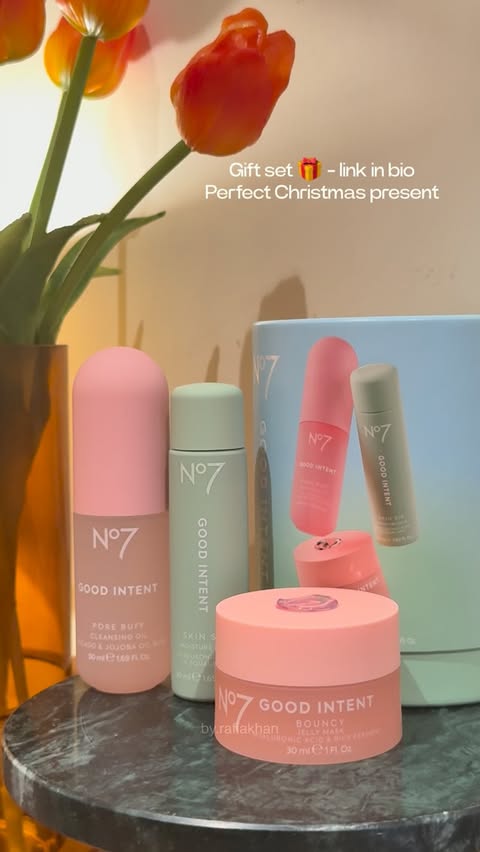 Instagram post by @by.rafiakhan for No7. Caption reads: [...] Perfect Christmas present ✨ Unboxing my No7....