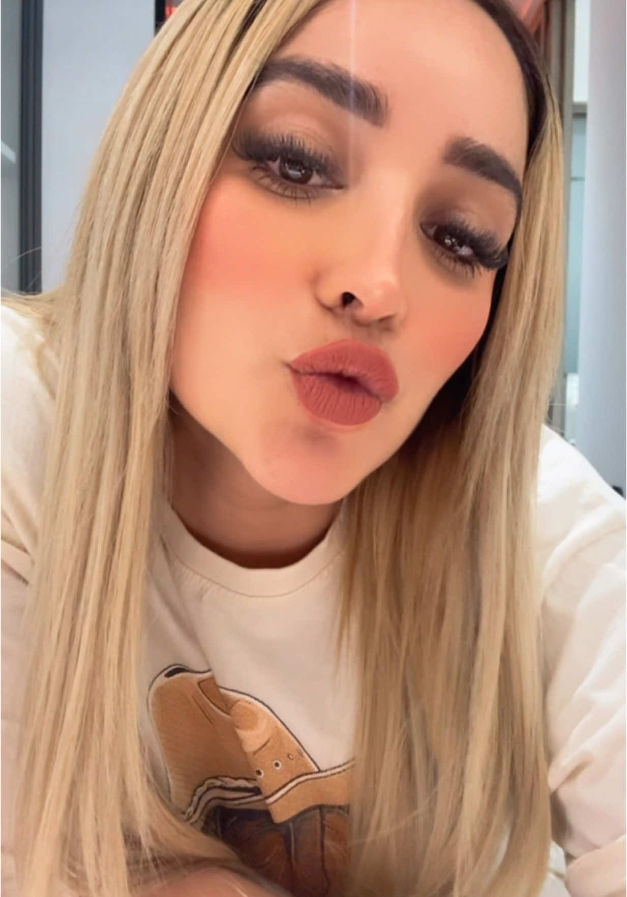 TikTok post by @anahydpg for Dossier. Caption reads: Cuál es tu perfume favorito ?  #dossier....