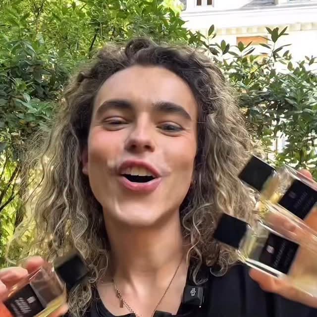 Instagram post by @dyanbay for Givenchy Beauty. Caption reads: Review de los nuevos perfumes de @givenchybeauty....
