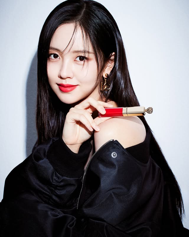 Instagram post by @wow_kimsohyun for Dolce&Gabbana. Caption reads: 💄
@DolceGabbana_Beauty
#DGBeauty
#DGMakeup
#DGHol....