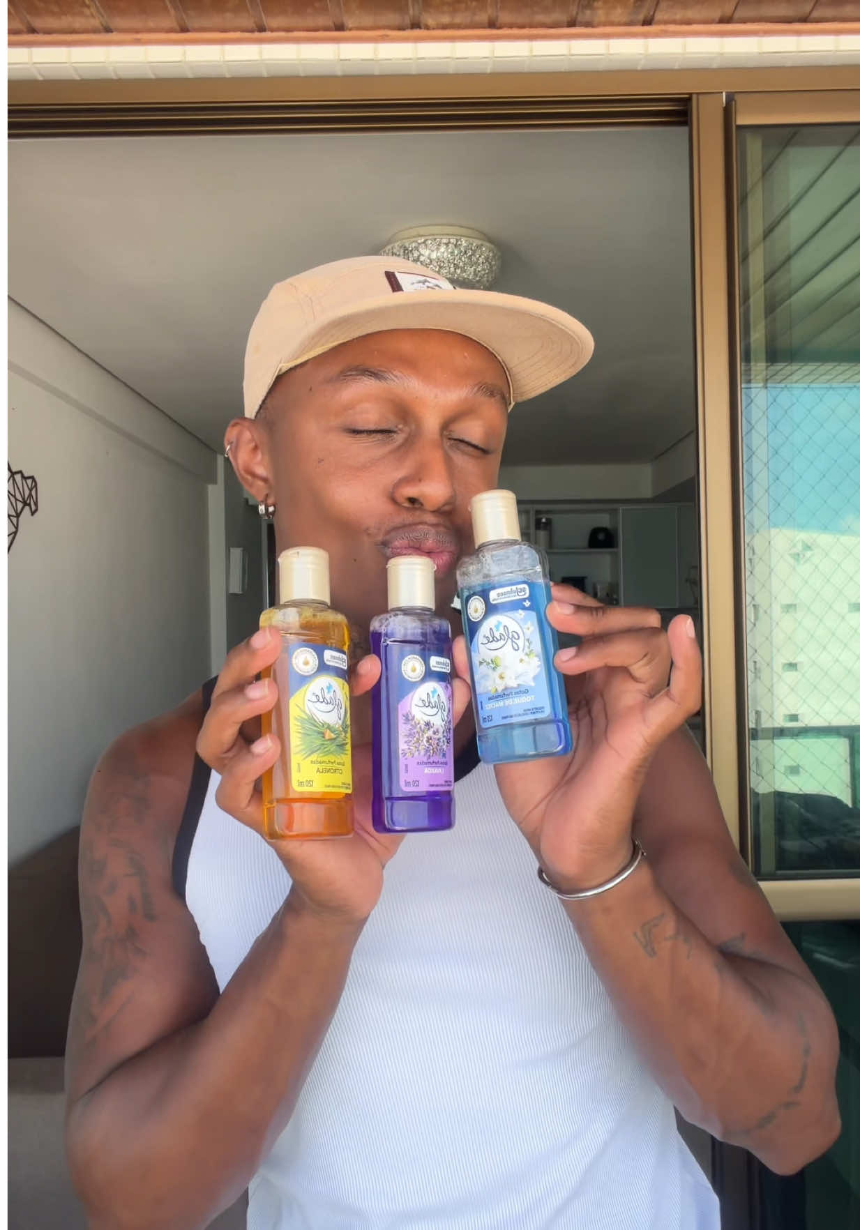 TikTok post by @alyssahhernandezzx for Glade. Caption reads: @GLADE BRASIL #MeuSegredinhoGlade.