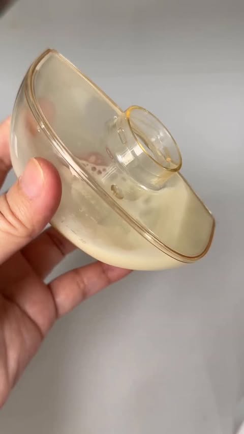 Instagram post by @elisekatrinavdd for Medela. Caption reads: Got to try the @medela_canada #melodyinbra hands....