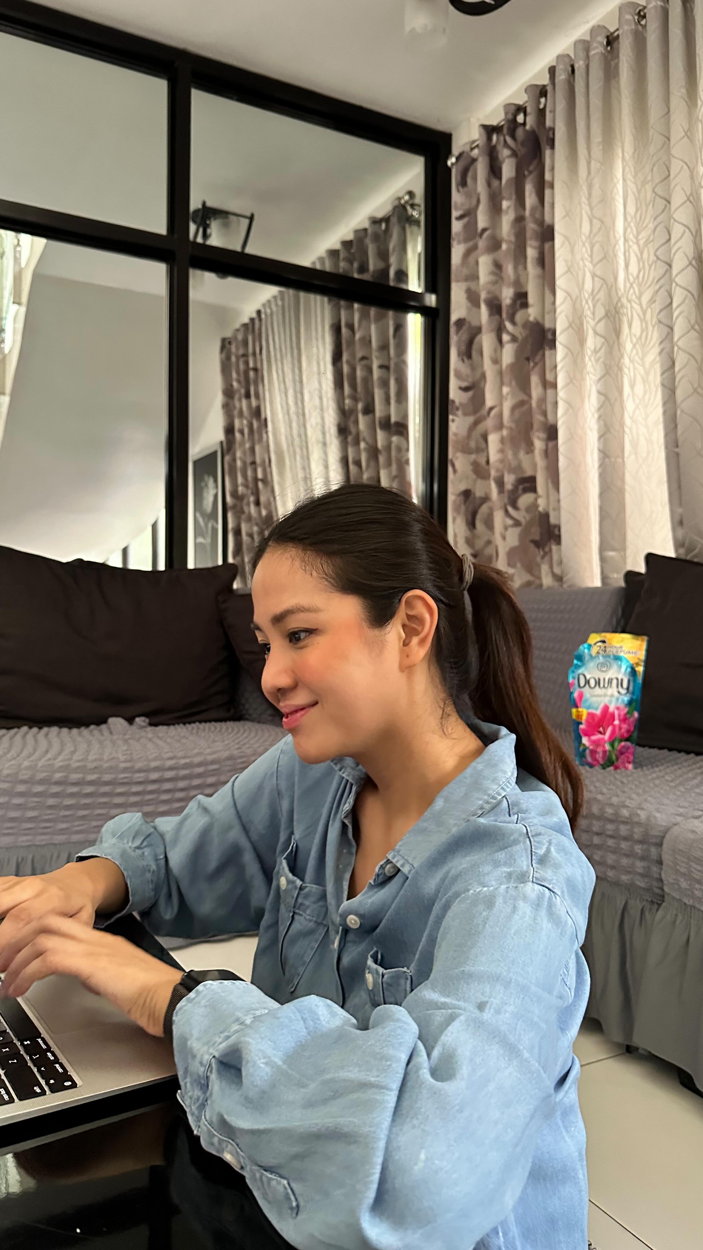 Instagram post by @docziegaming for downy. Caption reads: Bakit amoy fresh ako lagi? Naka-Downy Sunrise....