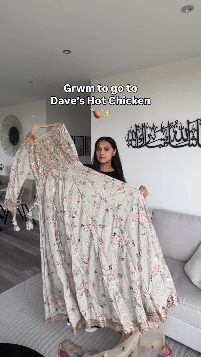 Instagram post by @unzela_ for Iznik Fashion. Caption reads: [...] place 

Outfit kindly gifted by....